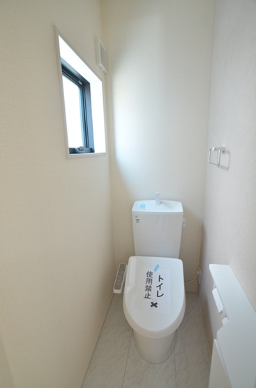 【トイレ】 | 海老名市国分寺台3丁目 新築戸建て 全2棟【仲介手数料無料】 | １階
