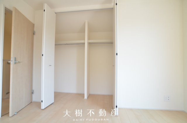 【洋室】 | 海老名市国分寺台3丁目 新築戸建て 全2棟【仲介手数料無料】 | 2階　洋室1（8.0帖）クローゼット