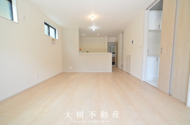 【居間・リビング】 | 海老名市国分寺台3丁目 新築戸建て 全2棟【仲介手数料無料】