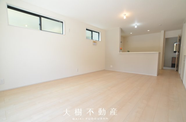 【居間・リビング】 | 海老名市国分寺台3丁目 新築戸建て 全2棟【仲介手数料無料】