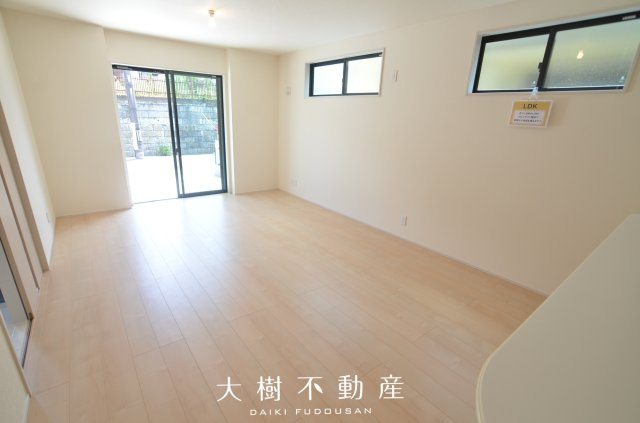 【居間・リビング】 | 海老名市国分寺台3丁目 新築戸建て 全2棟【仲介手数料無料】