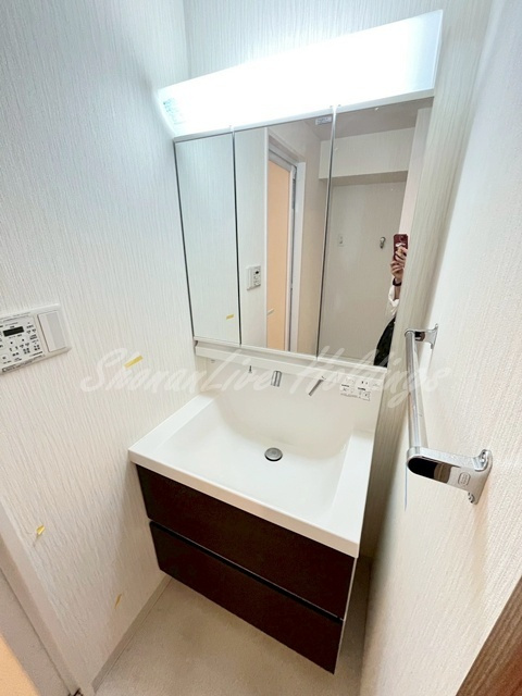 川崎市高津区溝口２丁目の賃貸マンションの洗面所|★忙しい朝も便利な独立洗面台★