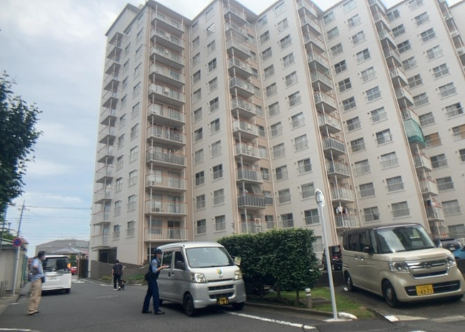 【現況写真】 | 西八王子ハイツＢ棟 | 外観はマンション管理がされているかの目安になります。築年数が古いと、壁面は劣化してひび割れが生じることも！建物が古びていても細かいところが修繕されていると、きちんと管理されているなぁと感じるでしょう。
