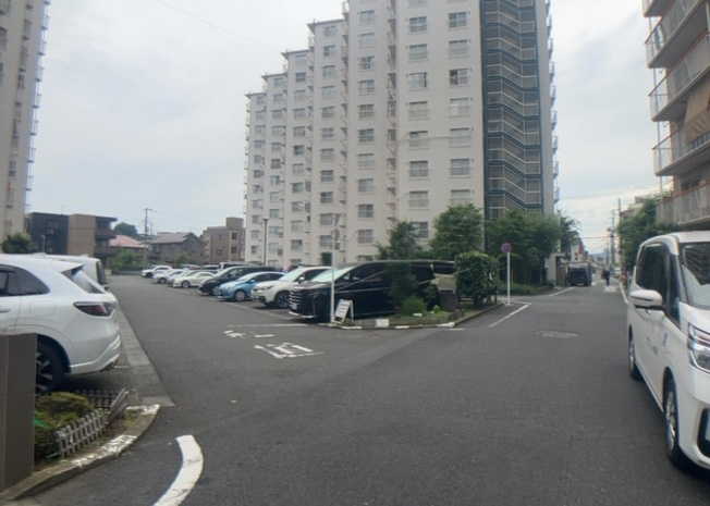 【駐車場】 | 西八王子ハイツＢ棟 | 車一台あたりに必要なスペースは、標準サイズの普通自動車で横幅2m50cm、長さ5mは必要になります。ただし、乗降のことも考慮して横幅3m30cm、長さ5m50cmほどは確保できるところを選びましょう。