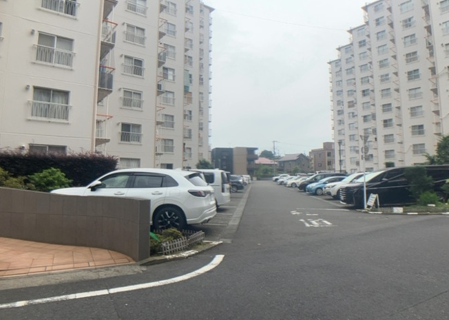 【駐車場】 | 西八王子ハイツＢ棟 | 駐車場と明記されていても、最小スペースでつくられた駐車場だと大型車は駐車できなかったり、出入りしにくくなったりする可能性があります。お車のサイズと購入したい物件の駐車場のサイズを現地で確認しましょう。