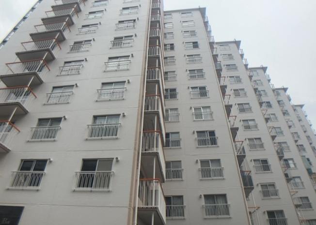 【中庭】 | 西八王子ハイツＢ棟 | 中庭（パティオ）とは、一つの建築物の内部に設けられた、壁などで囲われている庭のことを指します。コの字型、ロの字型が主流ですが、L字型の中庭もあります。最近では、インテリア性の高さからも人気があります。