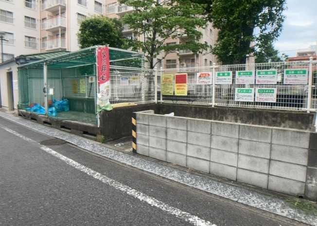 【設備】 | 西八王子ハイツＢ棟 | 共有部分は、住民なら誰もが使える設備のこと。例えば駐車場やエレベーター、インターネット設備、セキュリティ設備などがあります。他にも、マンションの廊下・外部階段やエントランス・ゴミ置き場などがあります。