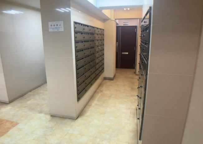 【設備】 | 西八王子ハイツＢ棟 | エントランス付近に設置されている集合ポストは、住んでいる部屋と離れているため、ポストをあさるなど誰かに何かされていても被害に気づきにくいです。入居する時には他人に特定されにくい番号で鍵をかけましょう！