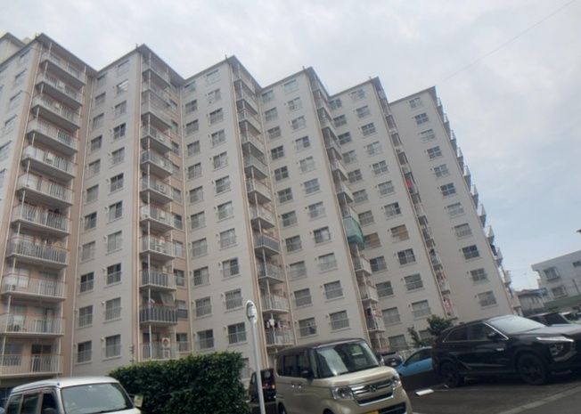 【構造・工法・仕様】 | 西八王子ハイツＢ棟 | ＲＣ造、Reinforced Concreteは直訳すると補強されたコンクリートです。主に柱や梁・床・壁が鉄筋とコンクリートで構成おり、鉄筋を組んだ型枠にコンクリートを流し込んで固めたものを指します。