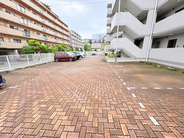 ジュネス北六甲の駐車場