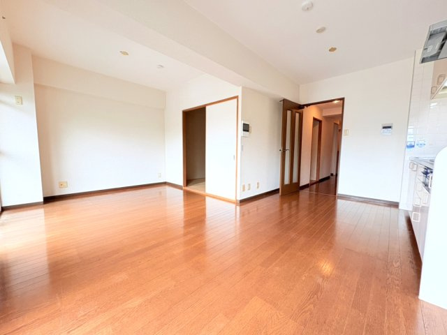 ジュネス北六甲の居間・リビング|ゆったり過ごせる居間です