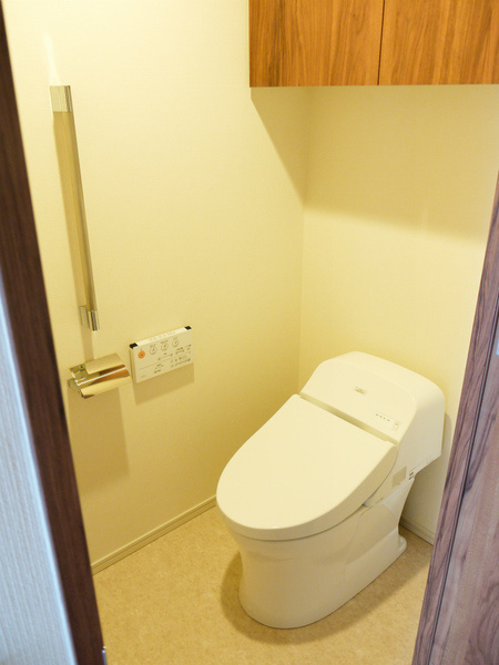 ザ・パークハウス西新宿タワー60のトイレ|落ち着いた色調のトイレです