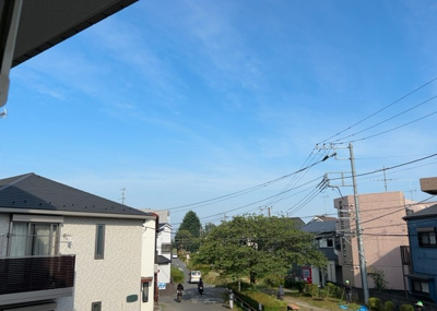 【展望】 | ベルググランデ小田急相模原 | 眺望の良さを楽しめるダイニングキッチンで家族団らんの時間を過ごしてはいかがでしょうか。バルコニーから見える景色を家族で眺める時間は、時間が経つのを忘れてしまいそうですね。是非、現地を見に行きましょう！