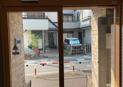 【エントランス】 | ベルググランデ小田急相模原 | マンションのエントランスには、もともと風よけや防犯の役割がありますが、マンションによって宅配ボックスなどの設備が備わっている所もあります。日々の生活をイメージしながら生活しやすさをチェックしましょう。