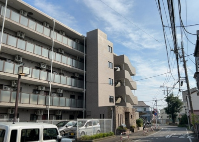 【現況写真】 | ベルググランデ小田急相模原 | 外観はマンション管理がされているかの目安になります。築年数が古いと、壁面は劣化してひび割れが生じることも！建物が古びていても細かいところが修繕されていると、きちんと管理されているなぁと感じるでしょう。