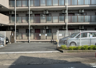 【駐車場】 | ベルググランデ小田急相模原 | 車一台あたりに必要なスペースは、標準サイズの普通自動車で横幅2m50cm、長さ5mは必要になります。ただし、乗降のことも考慮して横幅3m30cm、長さ5m50cmほどは確保できるところを選びましょう。