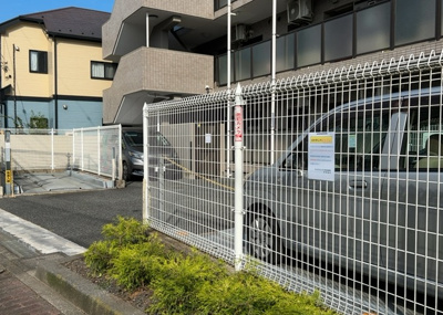 【駐車場】 | ベルググランデ小田急相模原 | 駐車場と明記されていても、最小スペースでつくられた駐車場だと大型車は駐車できなかったり、出入りしにくくなったりする可能性があります。お車のサイズと購入したい物件の駐車場のサイズを現地で確認しましょう。