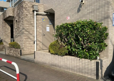 【庭】 | ベルググランデ小田急相模原 | 物件によっては、入居者が個人的に使用できる専用庭がついているものもあります。また、住宅の中にある土間の部分を庭と呼ぶこともあります。庭の用途は住む人によって変わり、それによってデザインもさまざまです。