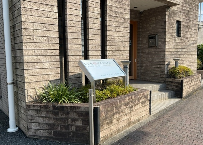 【中庭】 | ベルググランデ小田急相模原 | 中庭（パティオ）とは、一つの建築物の内部に設けられた、壁などで囲われている庭のことを指します。コの字型、ロの字型が主流ですが、L字型の中庭もあります。最近では、インテリア性の高さからも人気があります。