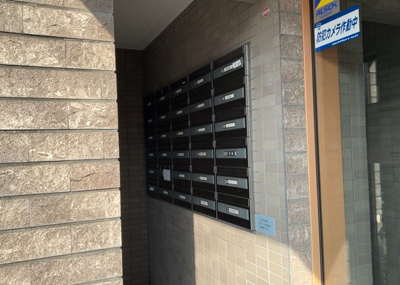 【設備】 | ベルググランデ小田急相模原 | エントランス付近に設置されている集合ポストは、住んでいる部屋と離れているため、ポストをあさるなど誰かに何かされていても被害に気づきにくいです。入居する時には他人に特定されにくい番号で鍵をかけましょう！