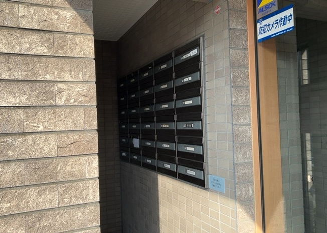 【設備】 | ベルググランデ小田急相模原 | エントランス付近に設置されている集合ポストは、住んでいる部屋と離れているため、ポストをあさるなど誰かに何かされていても被害に気づきにくいです。入居する時には他人に特定されにくい番号で鍵をかけましょう！