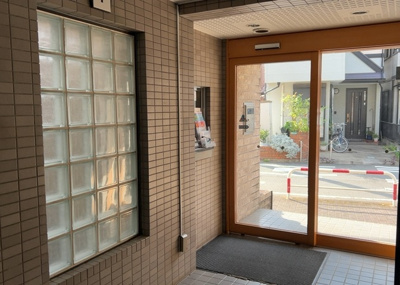 【ロビー】 | ベルググランデ小田急相模原 | ロビーというと、エントランスと何がちがうの？と思いますよね。実はロビーとエントランスには明確な決まりはありません。物件によっては、エントランスを入って広がるある程度の広さのある空間がロビーとなります。