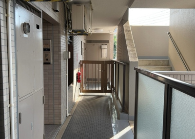 【その他共用部分】 | ベルググランデ小田急相模原 | 共有部分は、住民なら誰もが使える設備のこと。例えば駐車場やエレベーター、インターネット設備、セキュリティ設備などがあります。他にも、マンションの廊下・外部階段やエントランス・ゴミ置き場などがあります。