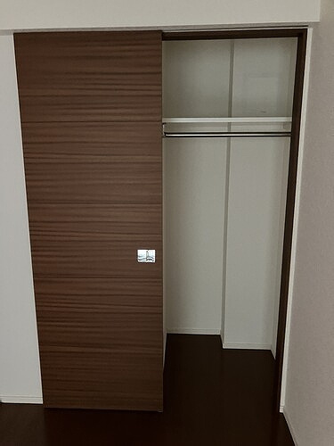 パークハウス三ツ沢ヒルトップテラスの収納|クロゼット内装後※2026年7月の写真