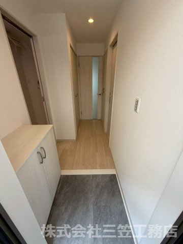メゾンレヴナ木田町の玄関