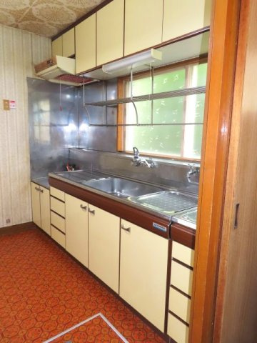 網走市潮見２丁目８番１２号　中古売家のキッチン|【リフォーム前】キッチンは（L＝2550）のシステムキッチンに新品交換致します。