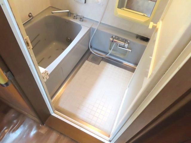 網走市潮見２丁目８番１２号　中古売家の浴室|【リフォーム前】お風呂は新品0.75坪タイプのユニットバスに交換致します。