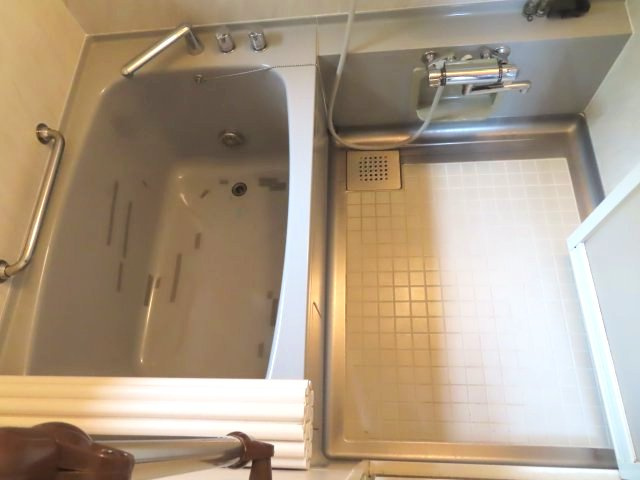 網走市潮見２丁目８番１２号　中古売家の浴室|【リフォーム前】お風呂の別アングルです。