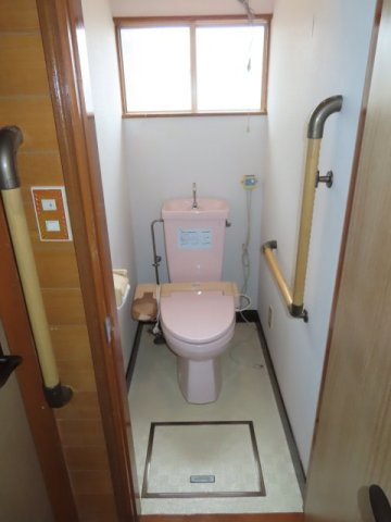 網走市潮見２丁目８番１２号　中古売家のトイレ|【リフォーム前】トイレは新品に交換します。床のクッションフロアと天井・壁のクロス張替え張致します。