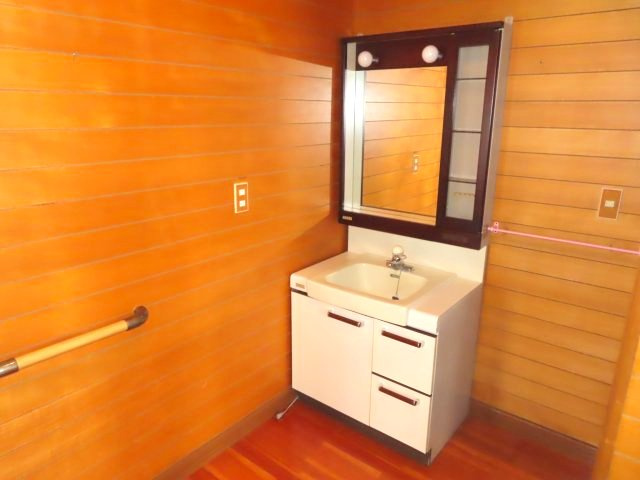 網走市潮見２丁目８番１２号　中古売家の独立洗面台|【リフォーム前】洗面化粧台は新品に交換し、玄関ロビーから移動し台所に設置致します。化粧台を移動することで、ロビーの圧迫感が減り広く利用できます。