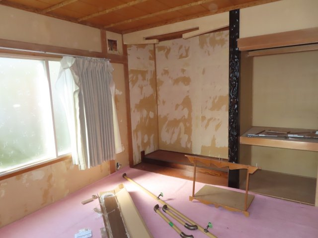 網走市潮見２丁目８番１２号　中古売家の和室|【リフォーム前】西側6帖和室は、畳の表替えを行います。