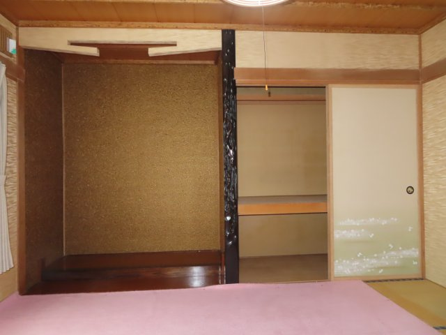 網走市潮見２丁目８番１２号　中古売家の和室|【リフォーム前】西側6帖和室の収納は、床の間と押入れはクリーニングし、天井・壁はクロスの貼替を行います。