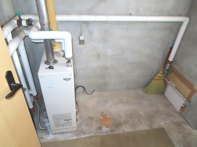 網走市潮見２丁目８番１２号　中古売家の発電・温水設備|【リフォーム前】給湯器は、据置型のボイラーに新品交換致します。