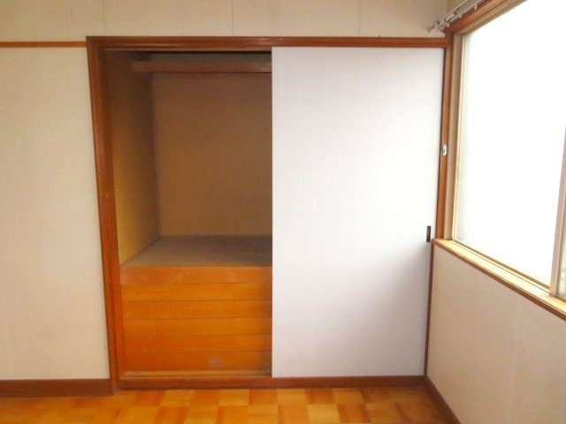 網走市潮見２丁目８番１２号　中古売家の収納|【リフォーム前】2階6帖洋室の収納はクローゼットに変更致します。