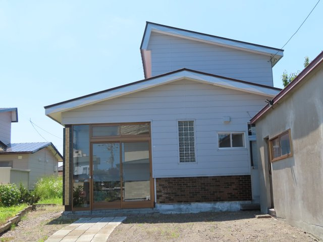 網走市潮見２丁目８番１２号　中古売家の外観|【リフォーム前】接道側正面の外観の写真です。