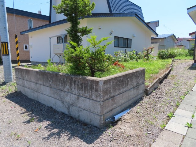 網走市潮見２丁目８番１２号　中古売家の庭|【現況】庭は、現況のままお引渡しになります。