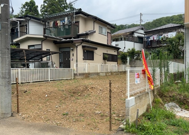【外観】 | 土地の形が極端に長細かったり、狭小地、あるいは道路との高低差がある傾斜地だった場合、後々売ろうとしても買い手がつかない場合もあります。後々、売却することになった時に価値の下がらない土地を選びましょう。