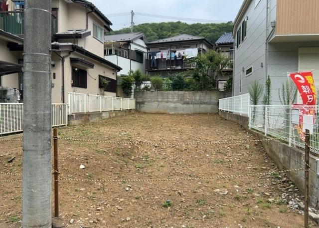 【外観】 | 家を建てる場合、方位は要チェックです。現実的に日当たりのよい家ならばリビングは南側、建築基準法でも北側に当たる家への配慮は求められています。土地を見学に行く際は、方位磁針を持って行くようにしましょう。