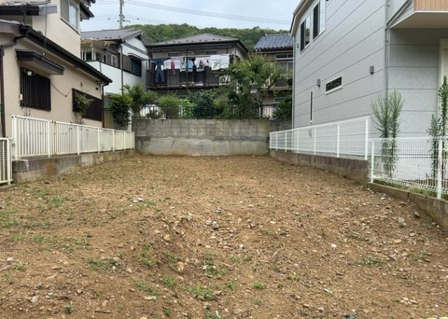 【外観】 | 土地を買う際、住む地域の自治体や福祉の補助制度にも注目してみましょう。子供や老人の医療補助やゴミ出しのルールなど、自治体によってルールに大きな違いがあるため、暮らしやすい土地で判断するとよいでしょう。