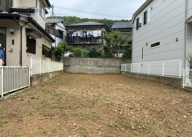 【外観】 | 土地の前の道路に消火栓が設置されていることがあります。この場合、道路交通法第45条第1項により、駐車禁止の場所が指定されています。そのため、車庫などの駐車スペースをつくることができない場合があります。