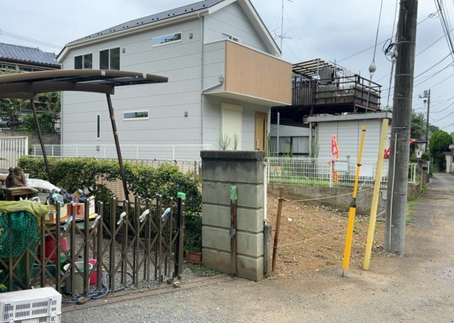 【外観】 | 現地に行くなら、物件の周囲の地形がどうなっているかを見ることも大切です。周辺より低くなっている土地では、大雨などで水が集まりやすいため、地盤が弱くなっているということも考えられるため、注意が必要です。