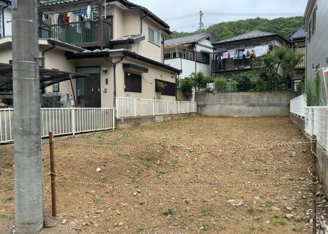 【外観】 | 隣家の土地はどうなっているのか、生活利便施設が近くにあるのか、学校まで近いかなど、お客様のライフスタイルにあわせたイメージが重要です。また、近くにあると困る施設が近くにないかも確認するといいでしょう。