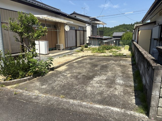 高倉町鶴巻 中古一戸建ての駐車場