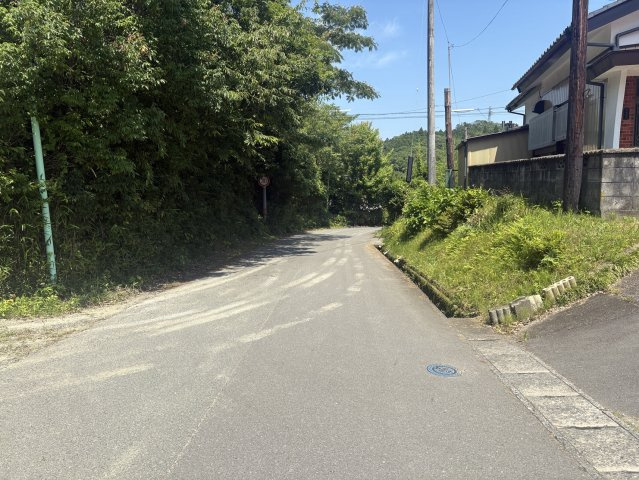 高倉町鶴巻 中古一戸建ての前面道路含む現地写真