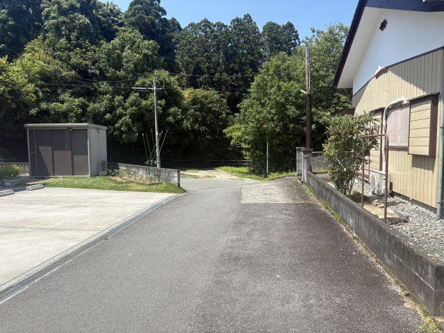 高倉町鶴巻 中古一戸建ての前面道路含む現地写真