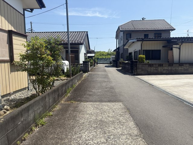 高倉町鶴巻 中古一戸建ての前面道路含む現地写真